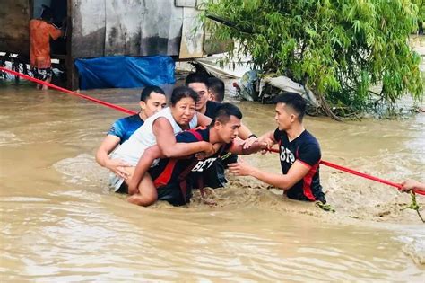More than 1,800 flee homes as flash floods hit Cebu .